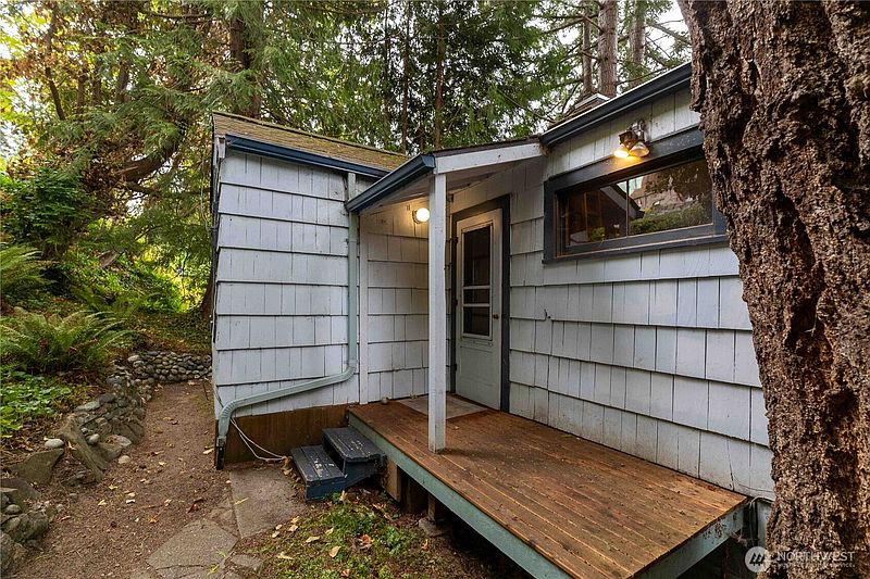 3rd image of 1083 Chuckanut Drive