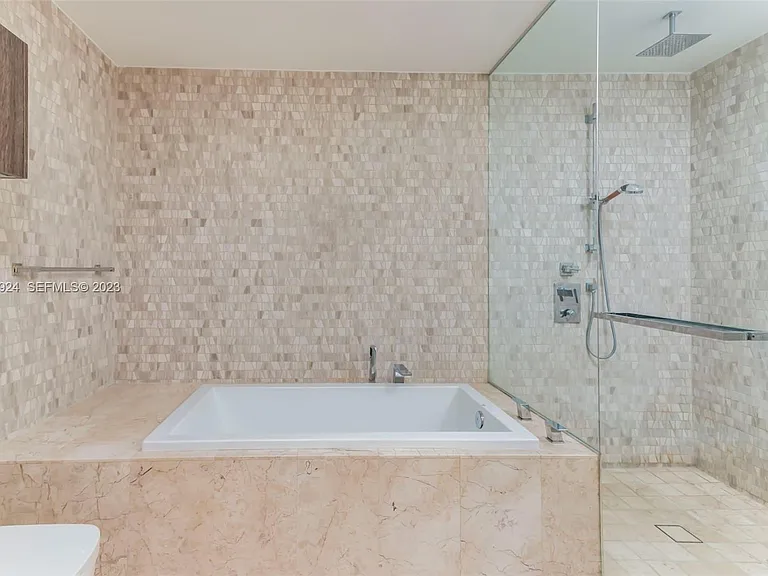 68 SE 6th St #1311 — Photo 6