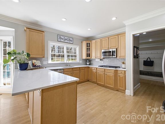 4th image of 4425 Glen Oaks Dr