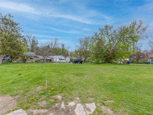 8 Myra Ave, Pontiac, MI 48341