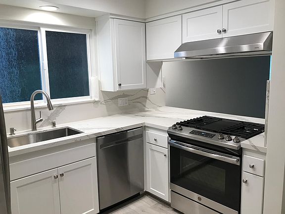 4th image of 208 42nd St