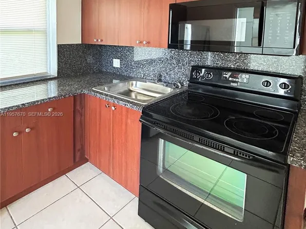 667 NE 86th St, Miami, FL