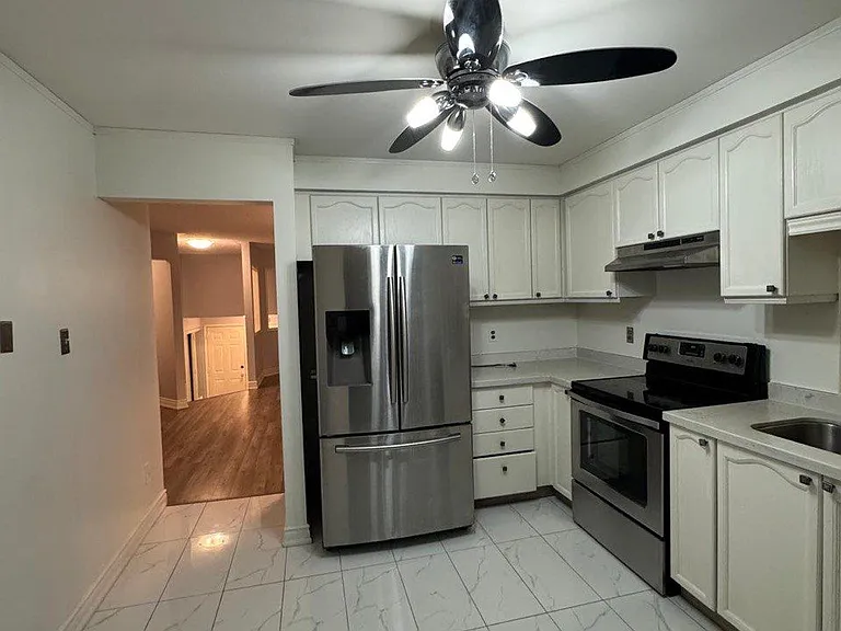 425 Elmwood Ct #ROOM — Photo 3