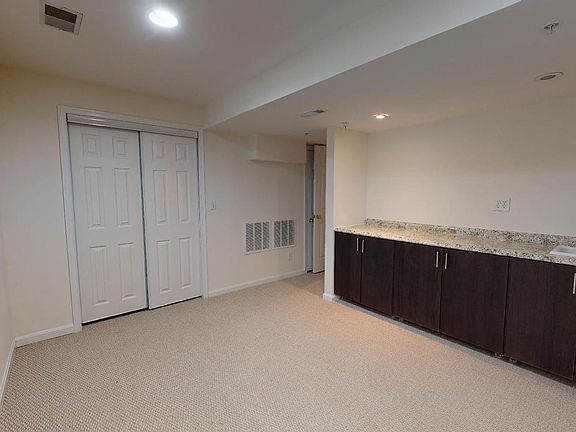 3rd image of 118 Sanborn Pl