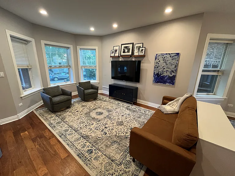 2242 W Melrose St — Photo 2