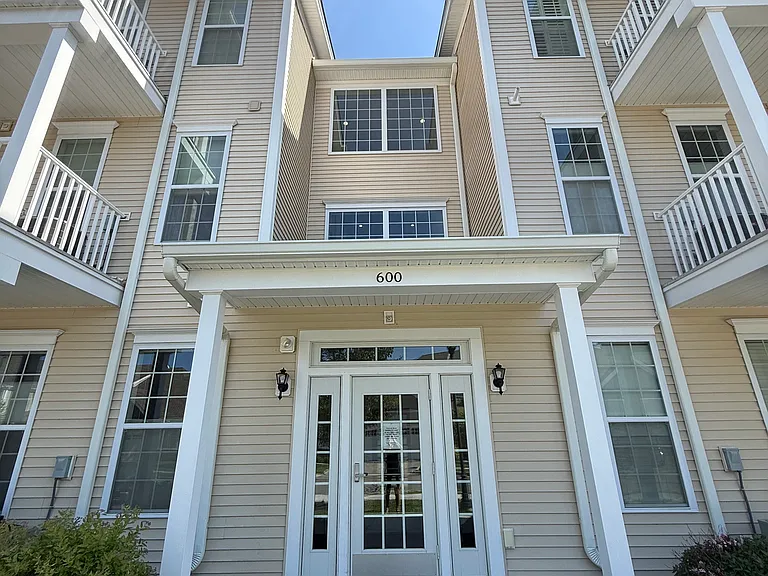 602 Center Meadow Ln — Photo 1