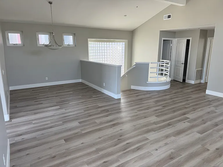 136 N Rios Ave — Photo 4