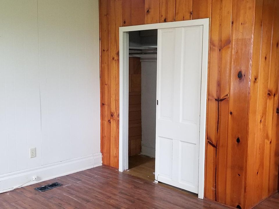 2nd image of 301 E Daggett St