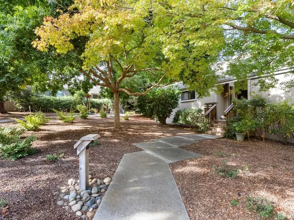 40 Woods Ln, Los Altos, CA 94024