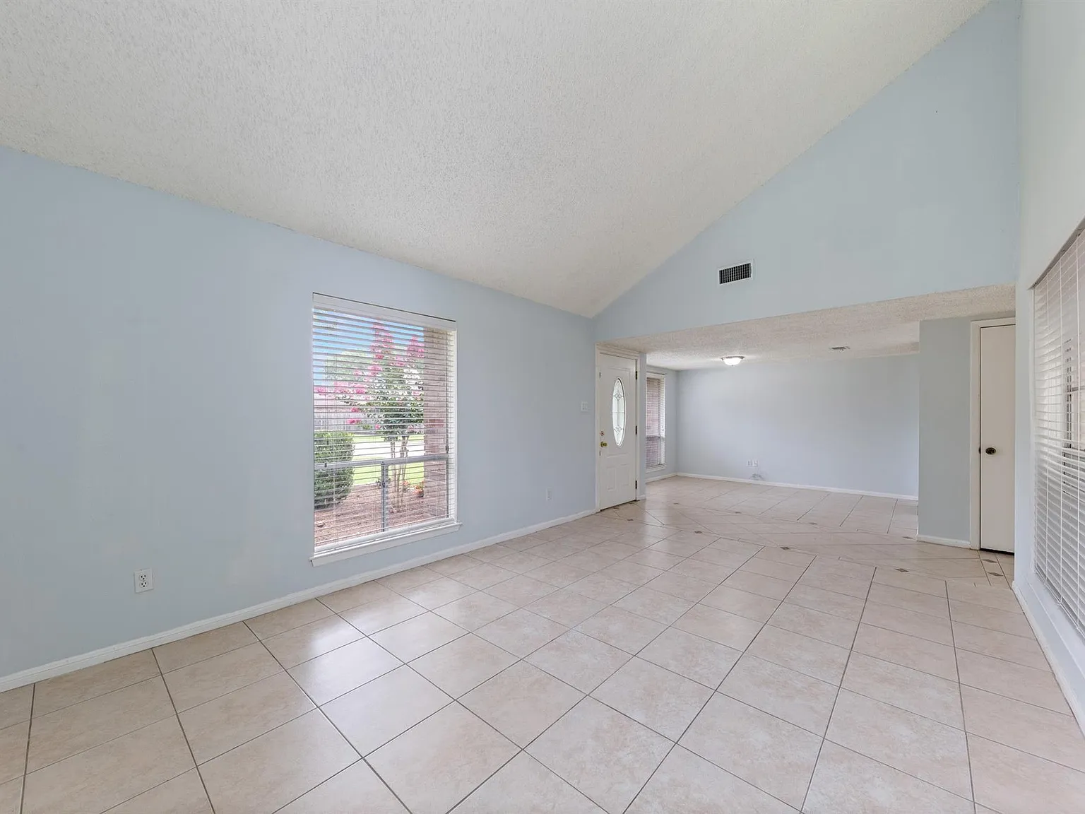 4 bed, 3.0 bath, 2366 sqft, $2,450 — Photo 4