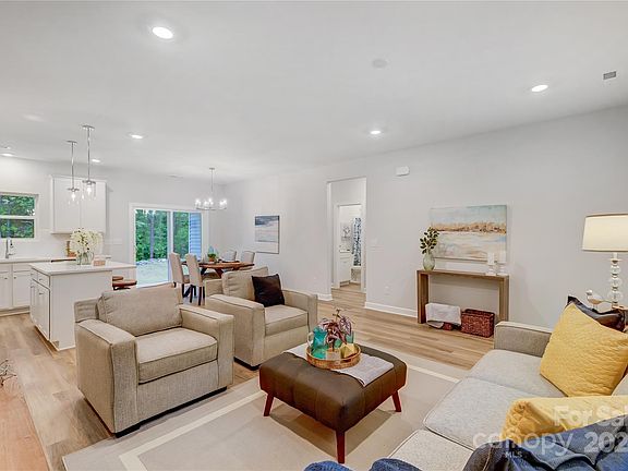 5th image of 1002 Westminster Dr