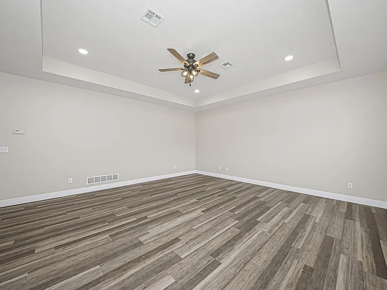 1704 Kenneth Dr — Photo 4