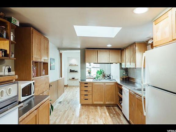 5th image of 1822 S Lake St