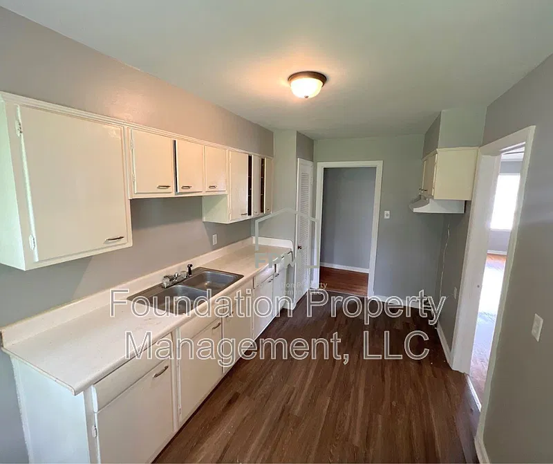 3 bed, 1.0 bath, 979 sqft, $895 — Photo 3