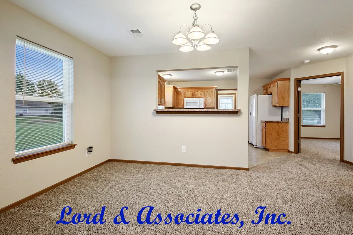 Building Photo - 1013 NW Willow Dr