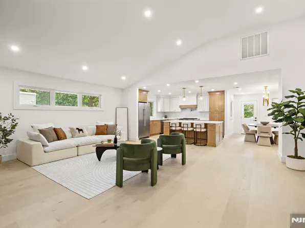 14 Chestnut Avenue, Closter, NJ 07624