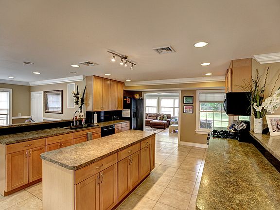 5th image of 1631 N Thompson Dr