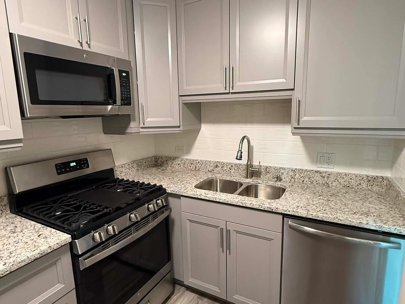 2 bed, 1050 sqft, $1,950 — Photo 2