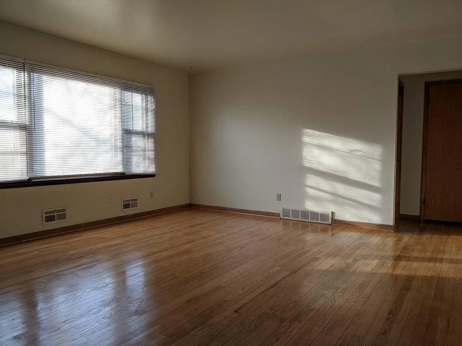 3 bed, 1000 sqft, $1,200 — Photo 2