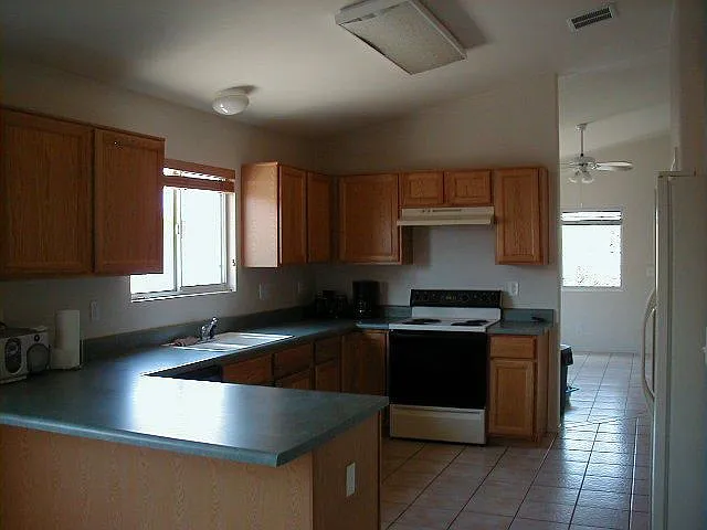 3 bed, 2.0 bath, 1297 sqft, $1,875 — Photo 2