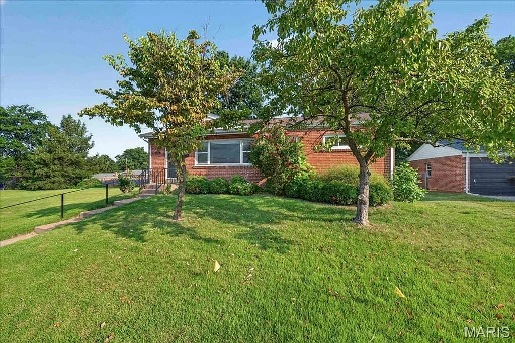 3 bed, 2.0 bath, 1388 sqft, $2,700 — Photo 4