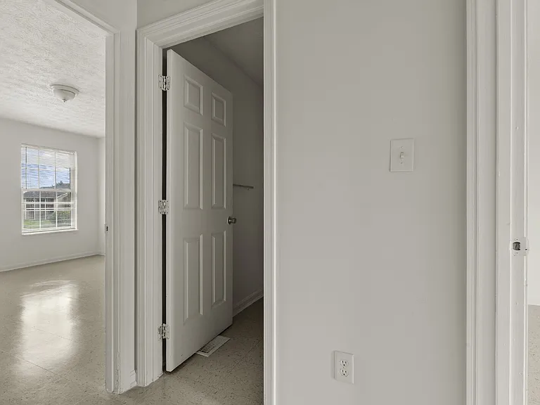10439 Hillpark Dr — Photo 4