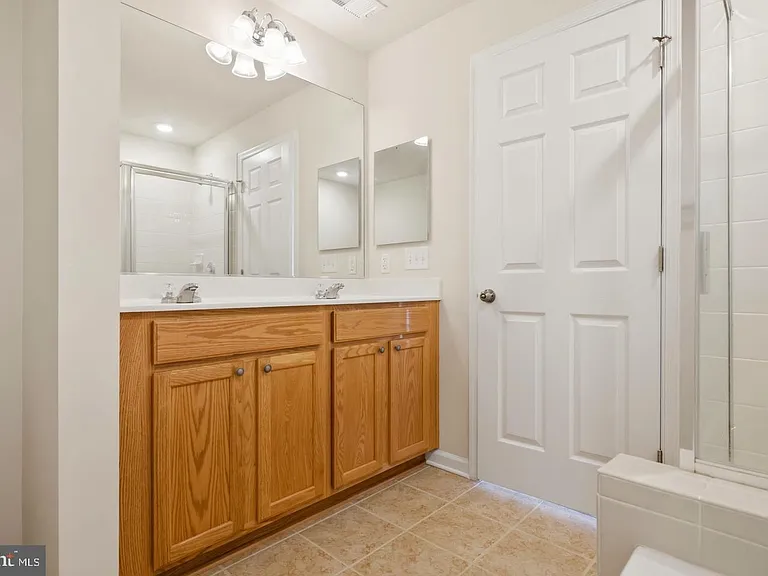 43487 Town Gate Sq — Photo 35