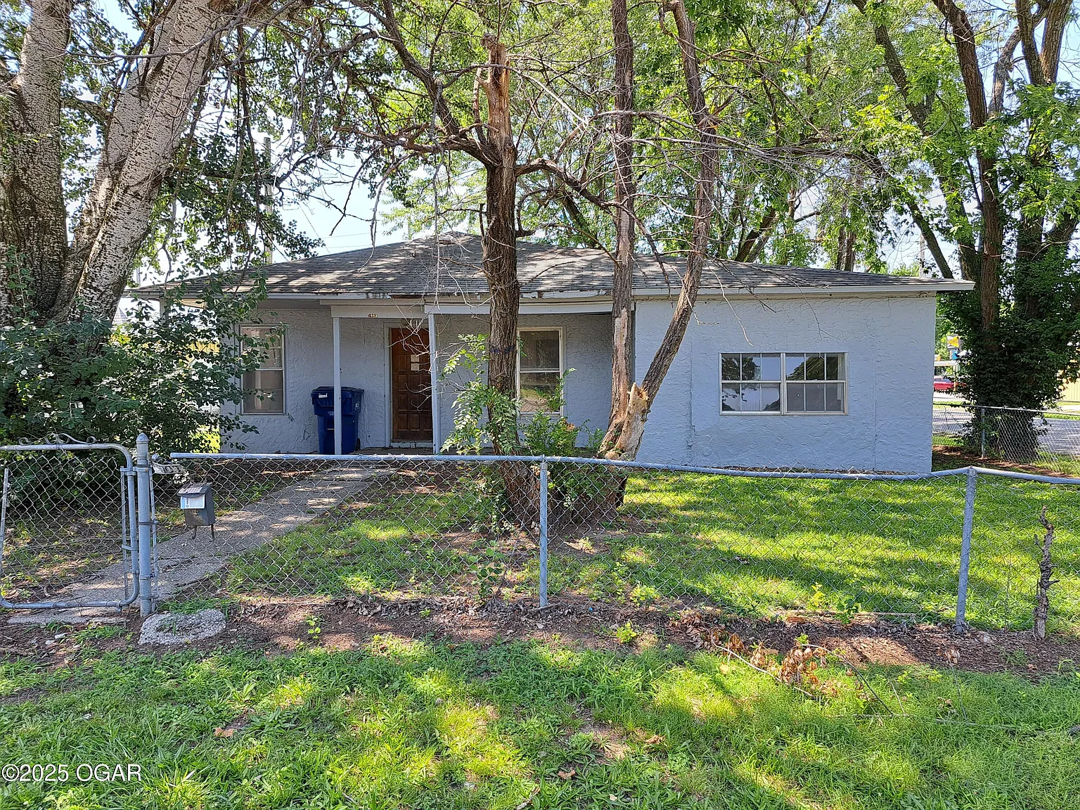 3 bed, 1.0 bath, 1173 sqft, $950 — Photo 1
