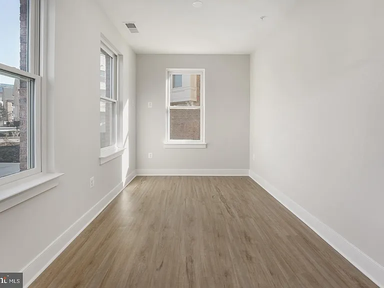 945 Sycamore Dr SE — Photo 5