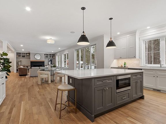 4th image of 373 E Riding Dr