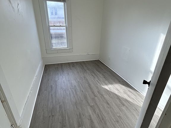 4th image of 1082 1/2 Wilson Ave