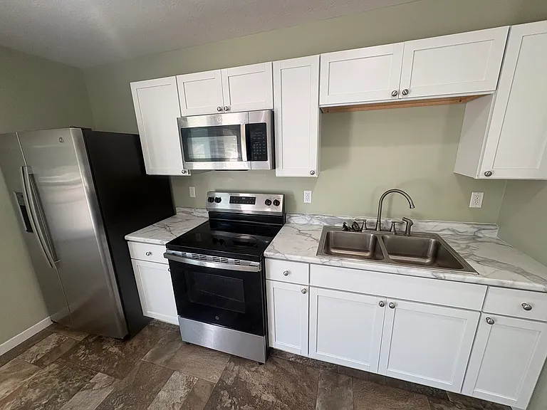 60 NW 9th St #5 — Photo 4