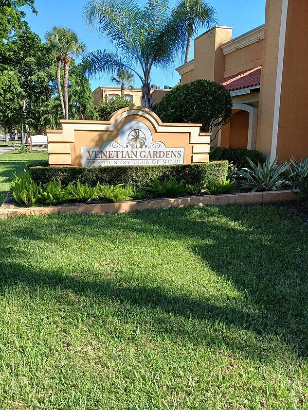 1 bed, 1.5 bath, 982 sqft, $1,950 — Photo 1