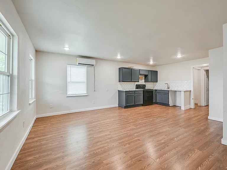 1217 E Richmond Ave — Photo 2