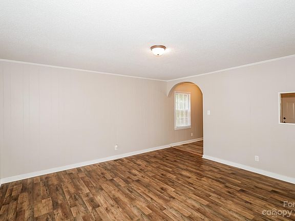 3rd image of 754 Stonewall Ave S