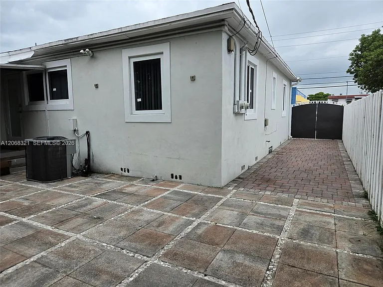 5810 SW 9th St — Photo 1
