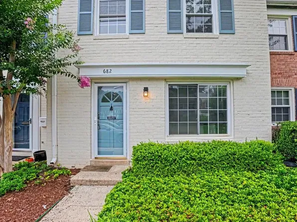 682 Azalea Dr #6, Rockville, MD 20850