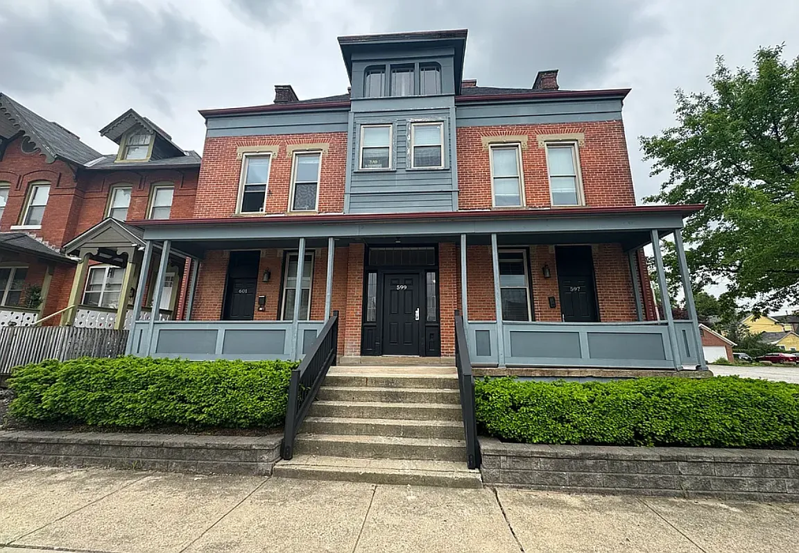 Studio, 400 sqft, $900 — Photo 1