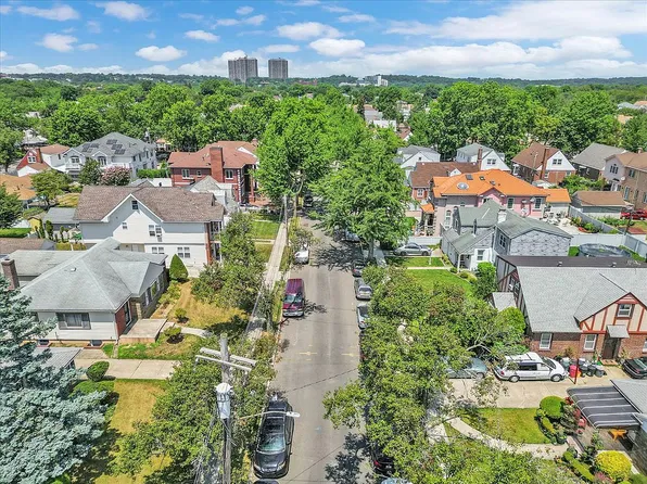 8328 265th St, Glen Oaks, NY 11004