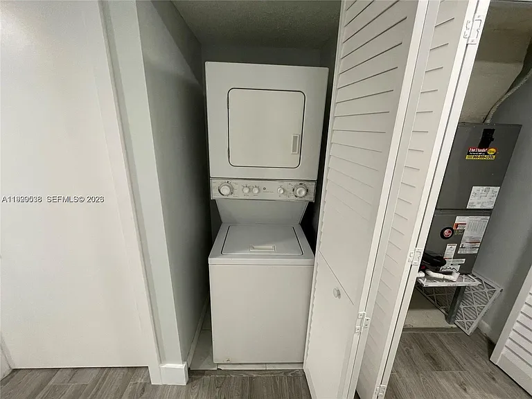 4725 SW 62nd Ave #103 — Photo 4