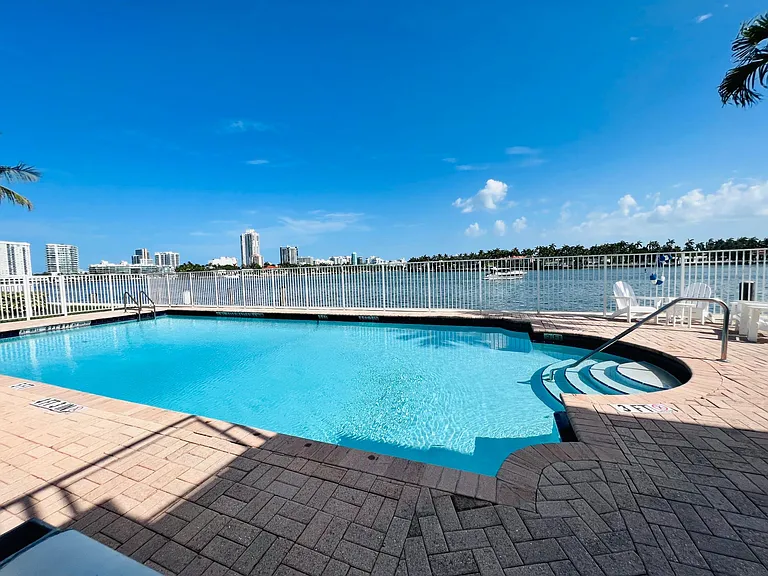 952 Bay Dr #6 — Photo 16