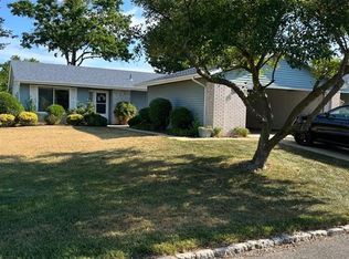 402 Metuchen Dr, Monroe Township, NJ