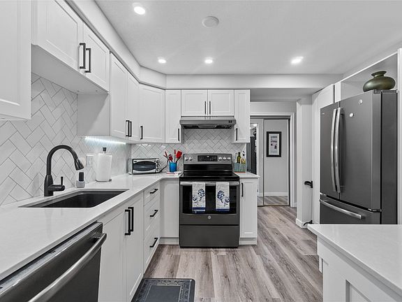 5th image of 3335 Richter St #213