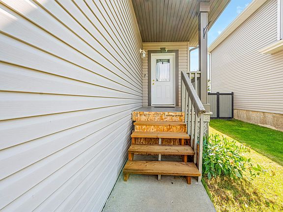 3rd image of 37 Birchmont Cres