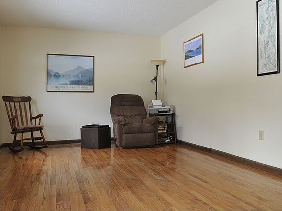 3rd image of 4 Snowberry Dr