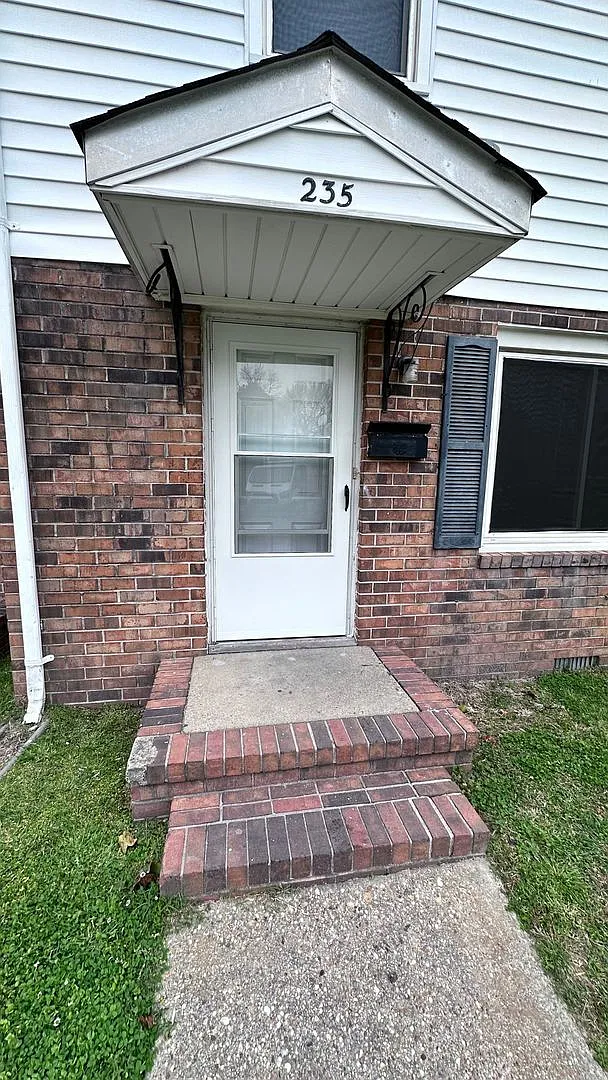 2 bed, 1.5 bath, 1050 sqft, $1,275 — Photo 2