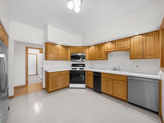 5th image of 8272 Middlebury Ave