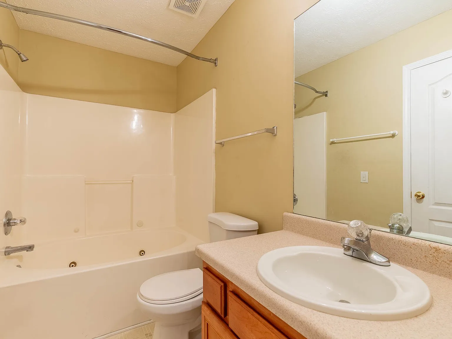 2 bed, 1280 sqft, $1,595 — Photo 2
