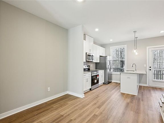 5th image of 1095 Tucker Ave #401