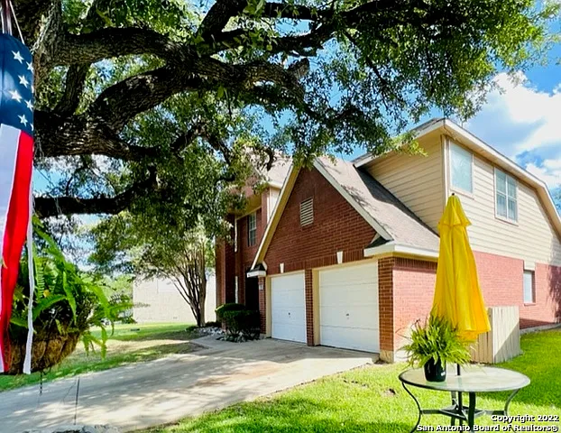 4 bed, 3.5 bath, 2550 sqft, $2,100 — Photo 2